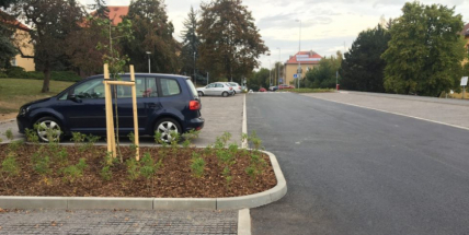 Ostrůvky se zelení zasahují do vozovky. Je to bezpečné?