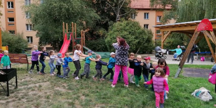 Nemají televizi a ani jí nechtějí. Místo toho dětem hrají divadlo