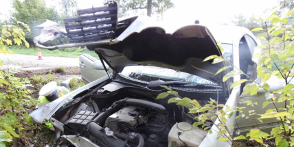 Narazil s autem do stromu a skončil v nemocnici