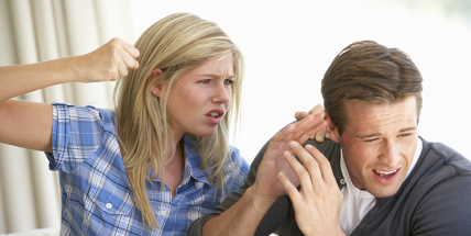 Proti domácímu násilí může pomoci aplikace v mobilu, bude zdarma