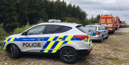 Při houbaření se ztratila sedmdesátiletá žena, na pomoc přiletěl i vrtulník s termovizí