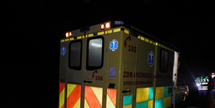 Dopravní nehoda dvou motorkářů s autem zkomplikovala provoz na Strakonické