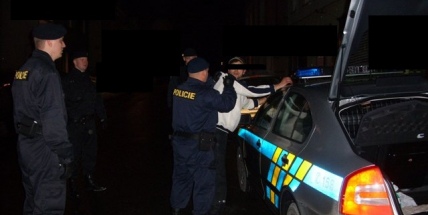 Opilý řidič v noci havaroval na lesní cestě, zapomněl kde je auto i ostatní spolucestující