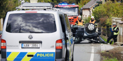 Řidič usnul, auto skončilo na střeše