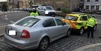 Střet auta se sanitním vozem komplikuje dopravu na náměstí TGM