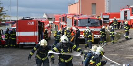 Složky IZS procvičovaly zásah u požáru s výskytem nebezpečné látky