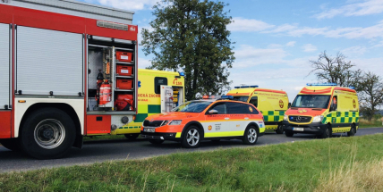 Příbramští fotbalisté havarovali poblíž Bílovce, z autobusu je museli vyprostit hasiči