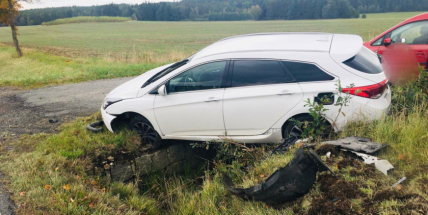U Lázu skončilo auto v příkopu, řidič se vyhýbal srně