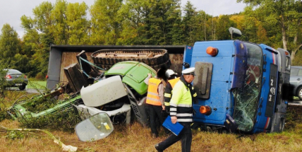 Nákladní vůz skončil na boku, řidič zdemoloval i převážený bagr