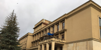 Omítka kulturního domu zkomplikovala stavbu výtahu