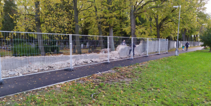 Čekání je u konce. Zeď u hřbitova se již opravuje