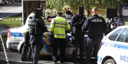 Zfetovaný řidič pod vlivem pervitinu při zběsilé jízdě naboural do několika aut. Nakonec atakoval vůz městské policie