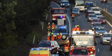 Dopravní nehoda uzavřela dálnici D4, jedno z vozidel skončilo na střeše