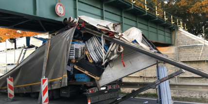 Nevešel se s návěsem pod most, zablokoval silnici na hodiny