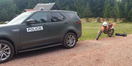 Proháněl se na motorce v chráněné oblasti. Neměl řidičák ani technickou