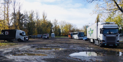 Občan v Příbrami za parkování platí, kamiony stojí ve městě zdarma