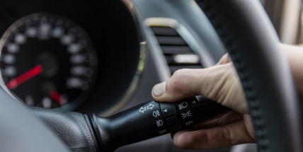 Rána jsou pod mlžnou peřinou. Myslete, než zapnete mlhovky