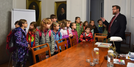 Děti ve starostenském křesle