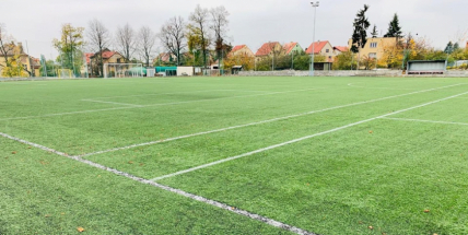 Nejstarší fotbalový klub v regionu nemá finance na výměnu umělého trávníku. Bez dotace bude hřiště pro zápasy nepoužitelné