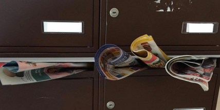 Přeplněné schránky reklamními letáky. Jak se bránit?