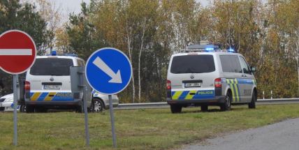 Řidič (83) se řítil dálnicí v protisměru. Způsobil dopravní nehodu