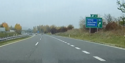 Záběry z palubní kamery: Senior (83) se řítil po dálnici v protisměru