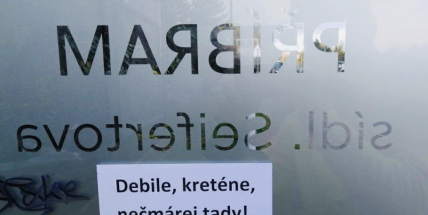 Příbram buduje nové autobusové zastávky. Vandalové je začínají „zvelebovat“