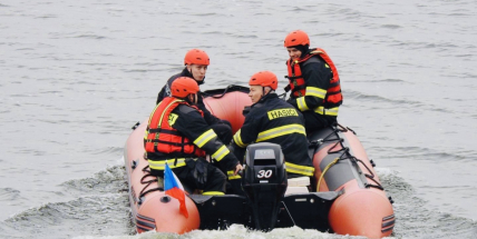 U Orlické přehrady byla nahlášena dvě potopená vozidla a hausbót