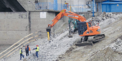 Orlická přehrada je kvůli stavbě nového výtahu upuštěna o téměř 10 metrů