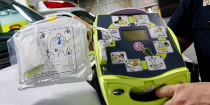 Středočeský kraj pořídí defibrilátory do škol za 10 milionů korun