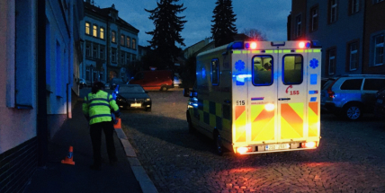 Dodávka se samovolně rozjela a přimáčkla ženu ke zdi domu. Utrpěla vážná poranění