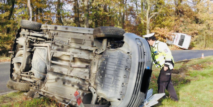 Dostal smyk a převrátil auto na bok. Po příjezdu policie skončilo na boku další auto