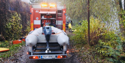 Příbramští hasiči zachránili dítě, které zapadlo v bahně ve vypuštěném rybníce