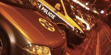 Polepil auto, pořídil si maják a sirénu. Mladík bez řidičáku ohrožuje na silnicích záchranáře