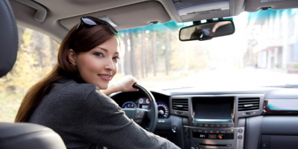 Průzkum: Častěji bourají muži, ženy jsou opatrnější