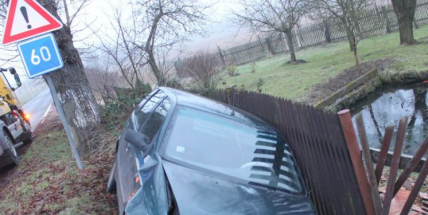 Hned šest nehod kvůli sněhu a ledu