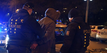 Neměl svůj den. Rozhodl se rozbíjet na parkovišti auta