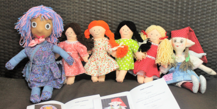 Senioři ušili panenky na pomoc chudým dětem