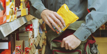 Zloděj myslel na svěží dech. Odcizil 56 konzerv tuňáka, přibalil i ústní vodu