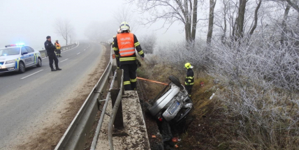 Vyjel za svodidla a skončil na střeše