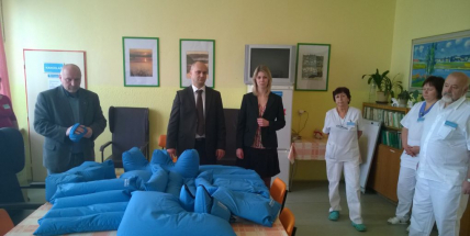 Společnost Wheelabrator darovala nemocnici pomůcky pro polohování pacientů