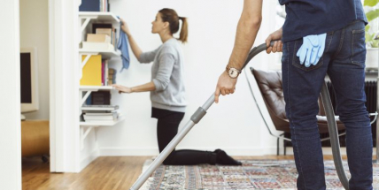 Šel pomoct známé s úklidem, pomohl ale hlavně sobě