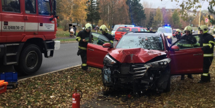 Přejel do protisměru a porazil sloup veřejného osvětlení