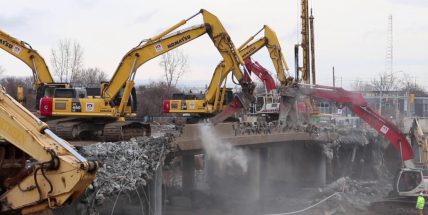 Provoz na dálnici D4 omezila demolice mostu na Zbraslavi