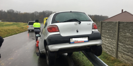 Namol opilá řidička najela s Yarisem na svodidla, nadýchala tři promile