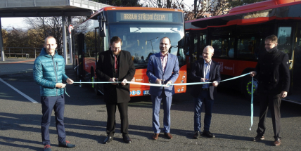 Páska přestřižena. Nové autobusy mohou sloužit veřejnosti