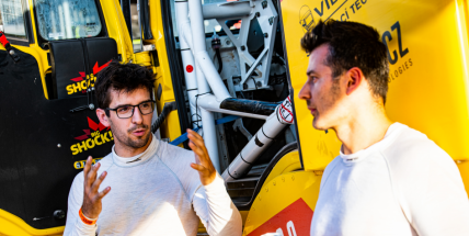 Poslední trénink před Dakarem: Pilot fanouškům dovolí počmárat svůj nový kamion