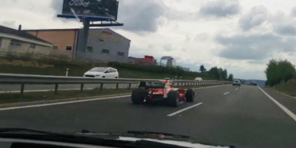 Muž, který měl řídit na dálnici formuli, svou vinu odmítá