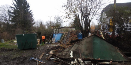 Zbytky zahradních domků u Čekalíkovského rybníka padly dnes k zemi