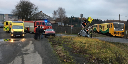 Opilý řidič zdemoloval světelnou signalizaci na železničním přejezdu